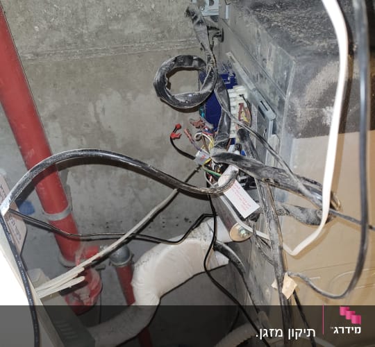 חוטים וצינורות מחוברים למזגן תעשייתי